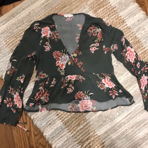 Green crop shirt with floral patterns - Picture 1 of 2